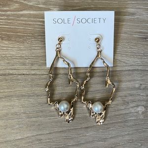 NWT Pearly gold earrings